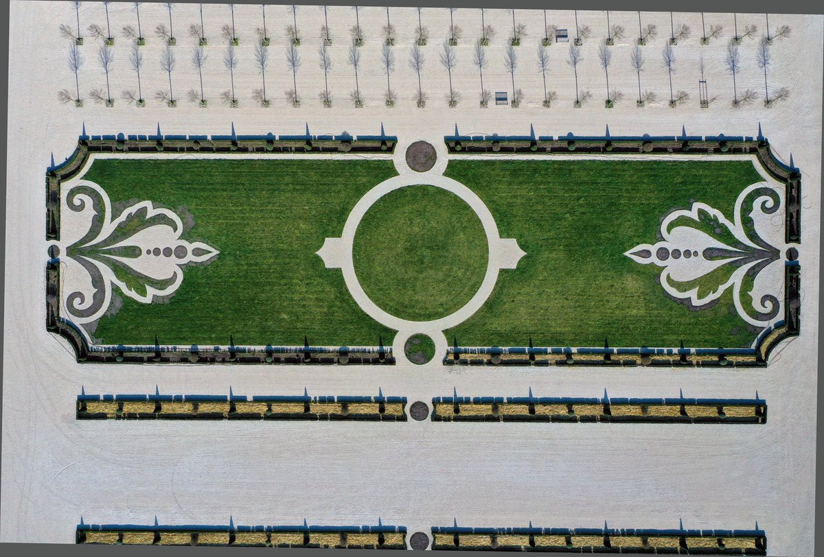 domainechambord's tweet image. Nous fêtons un anniversaire aujourd'hui 🇫🇷🎂 Les jardins à la française sont ouverts depuis 9 ans ! On vous propose de les survoler 📸 #printemps #20mars