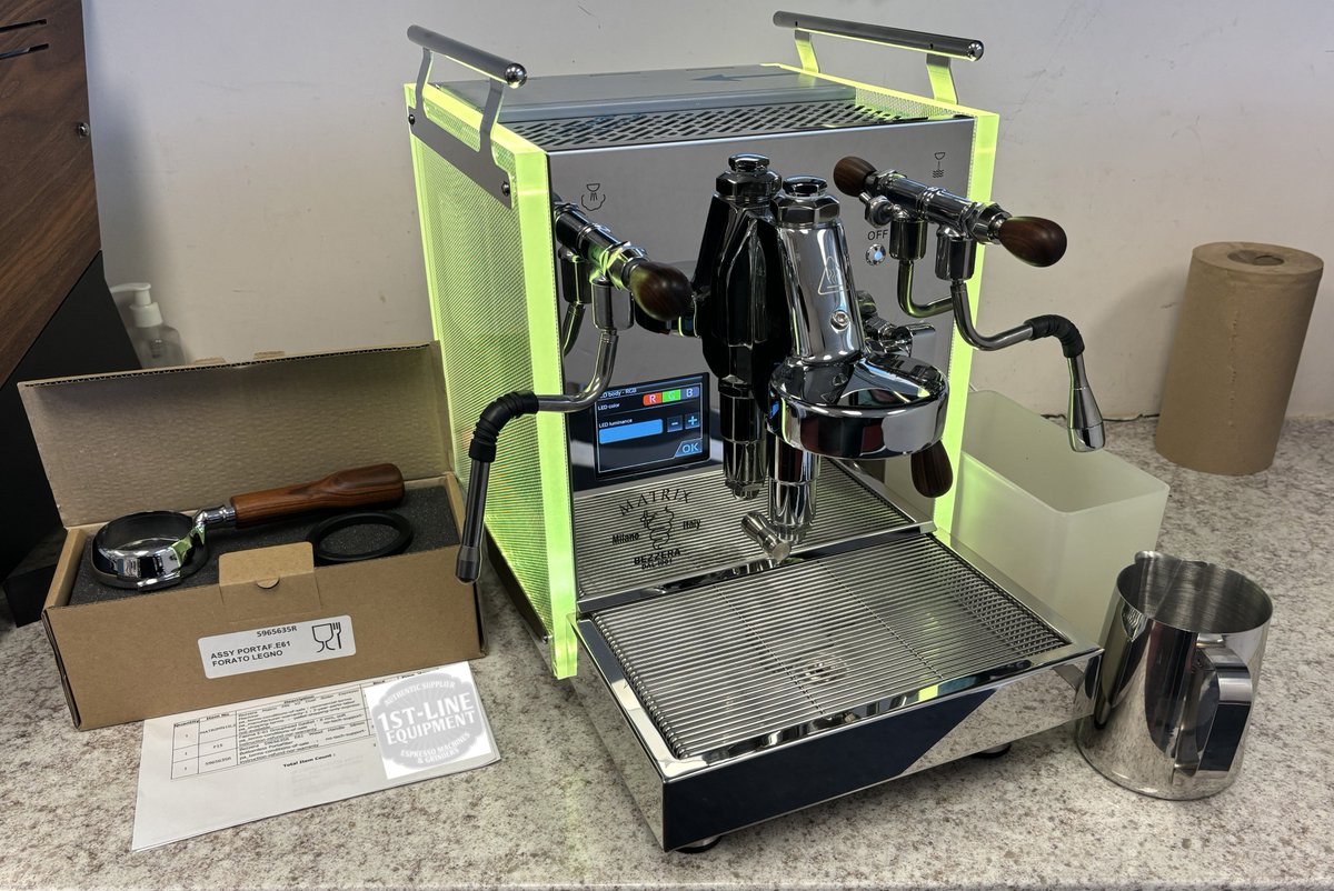 1stline's tweet photo. Someone is bringing the sunshine!☀️☕ This Bezzera Matrix MN was upgraded with a bottomless portafilter &amp; extra grouphead gasket! Yellow means speed up, you're entering the exceptional espresso zone!😀🚦
https://t.co/68e9xCYrwf
#Bezzera #Matrix #ColorChanging #SpringColors https://t.co/af0agK4Zi6