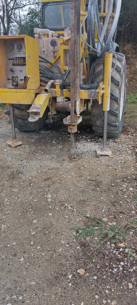 ⚒️🛠 Se realizan trabajos de perforación para el aterramiento de la instalación en el policentro que se construye en Boca de Jaruco.
La obra es  supervisada por la Dirección de Administracion de Inversiones y proyectada por la Dirección de Ingeniería de  #EIPP 
#CUPET