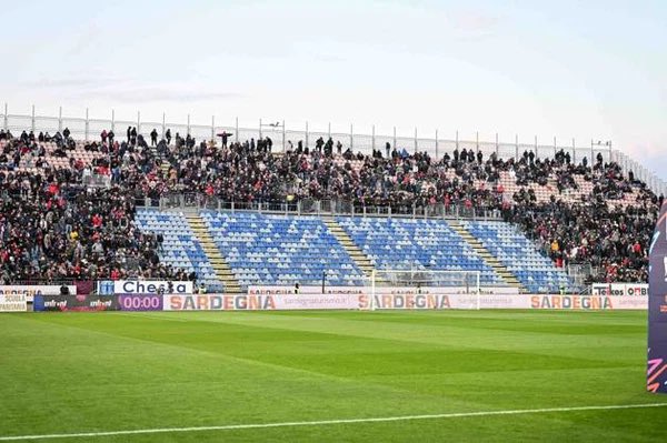 ultras1899_'s tweet photo. Cagliari - Naples : 15 minutes de protestation des #Sconvolts #Cagliari contre l'interdiction de déplacement des #tifosi napolitains #SC87 #ultras #CagliariNapoli "Per un calcio giusto e popolare" (20.03.26) https://t.co/FMGIQ0oPD5