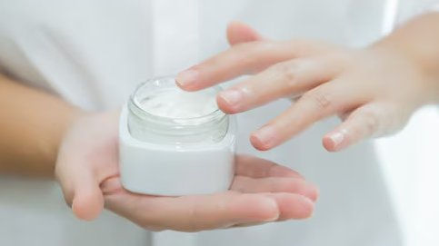 Market_Reports's tweet image. 💄 The #CosmeticPackaging market is evolving rapidly as beauty brands focus on aesthetics, sustainability, and functionality to attract modern consumers. #Packaging has become a key element of brand identity and customer experience: bit.ly/4rNSokf

#PackagingSolutions