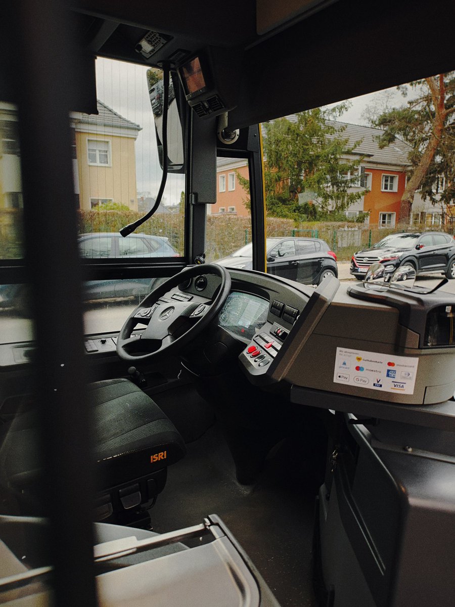 Попался мне такой Бэнц с номером 1000. Пробег 342.000 и состояние отличное.
Эргономика, поведение - Мерседес!