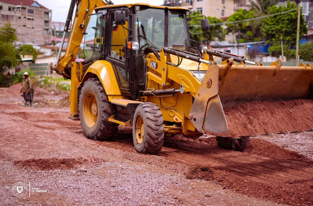 𝗜𝗡𝗙𝗥𝗔𝗦𝗧𝗥𝗨𝗖𝗧𝗨𝗥𝗘𝗦 - 𝗯𝗼𝗻𝗻𝗲 𝗻𝗼𝘂𝘃𝗲𝗹𝗹𝗲 𝗽𝗼𝘂𝗿 𝗹𝗲𝘀 𝗵𝗮𝗯𝗶𝘁𝗮𝗻𝘁𝘀 𝗱𝗲 𝗡𝗴𝗮𝗹𝗶𝗲𝗺𝗮 

L’avenue Mapenza est désormais bétonnée, après la démolition des constructions anarchiques érigées dans le lit intermédiaire de la rivière du même nom. 

La