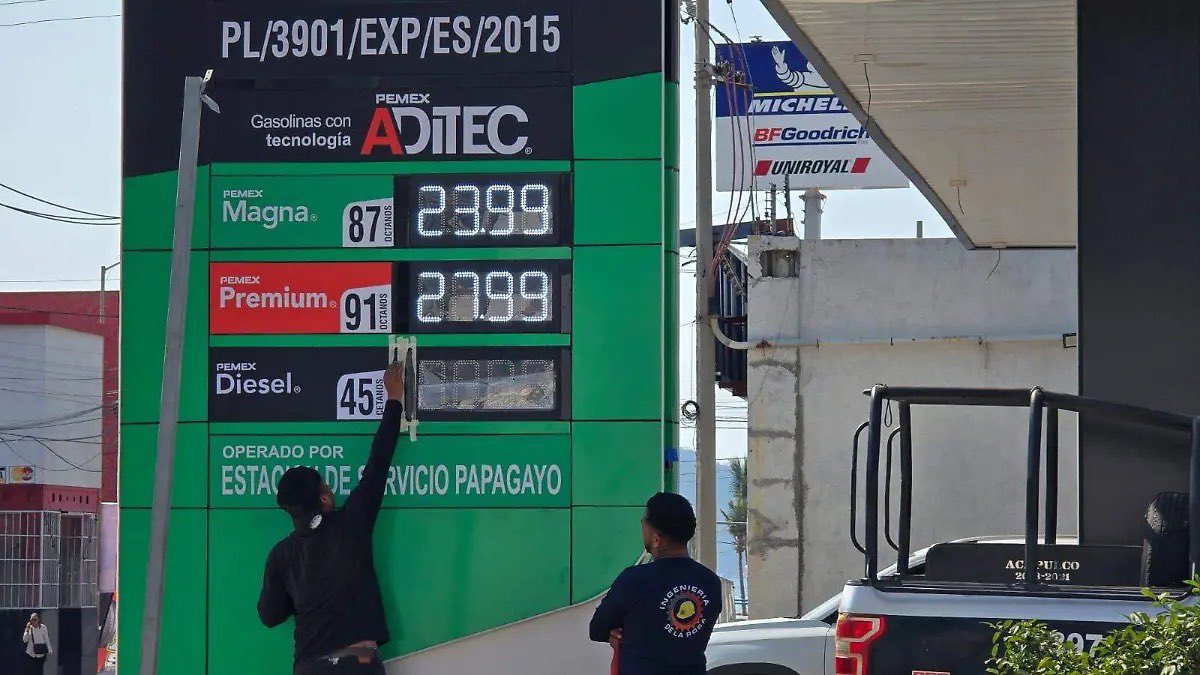 Hoy, Claudia Sheinbaum anunció que envió OTRO buque con petróleo y combustible regalado a Cuba.

Mientras tanto, los precios de la gasolina en México ya alcanzan los $28 pesos y en aumento.

Sí, AMLO prometió que la gasolina costaría $10 pesos, solamente le faltó aclarar que