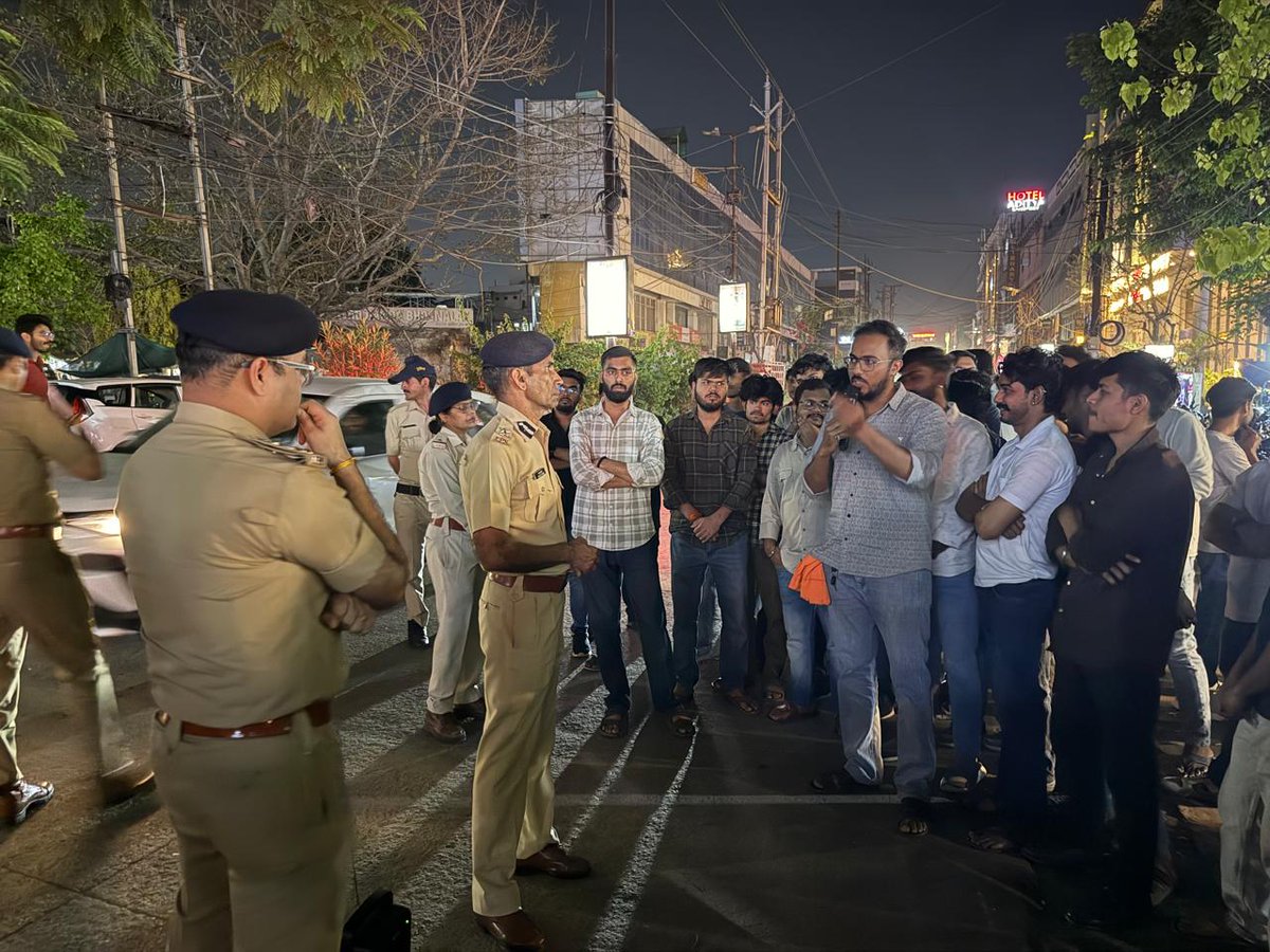 CP_Bhopal's tweet photo. CPश्री संजय कुमार द्वारा थाना #एमपीनगर जोन-2 में निवासरत युवाओं,छात्रों से #जनसंवाद किया गया उनके द्वारा निम्न बातें बताई गईं:
🔹क्रेन टोइंग में लगे पुलिस अधि./कर्म.का व्यवहार अच्छा नहीं रहता।
🔹ई-रिक्शा चालक ट्रैफिक नियमों का पालन नहीं करते,कई बार ई-रिक्शा चालक नाबालिक रहते हैं। https://t.co/pfvlThw7uH