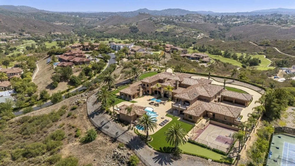 DreamHomesMag's tweet image. ICONIC HILLTOP ESTATE featuring 360° views, chef’s kitchen, home gym, elevator, resort-style pool, sport court, 4 oversized garages, &amp;amp; owned solar.

Presented by: Lisa Lindgren DRE# 01970248 | Lindgren Realty Group

View: 14170BrycePoint.DreamHM.com
#Poway #dreamhomesmag