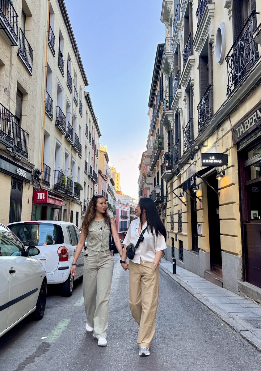 Meesh & Dee tweet media