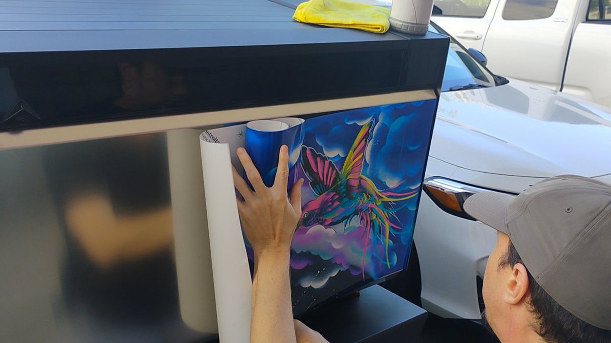 Maui_PremiumArt's tweet photo. 3M backing coming off.
Underneath: the painting.
This moment doesn't get old.
Every time you peel back that protective layer, you see the work. The detail. The intention. That's when it hits.
#Cybertruck #CybertruckWrap #HawaiiArt #TeslaArt #PaintIsDead https://t.co/ICUCkaVUpe