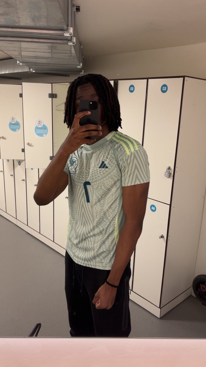 R o n a n tweet media