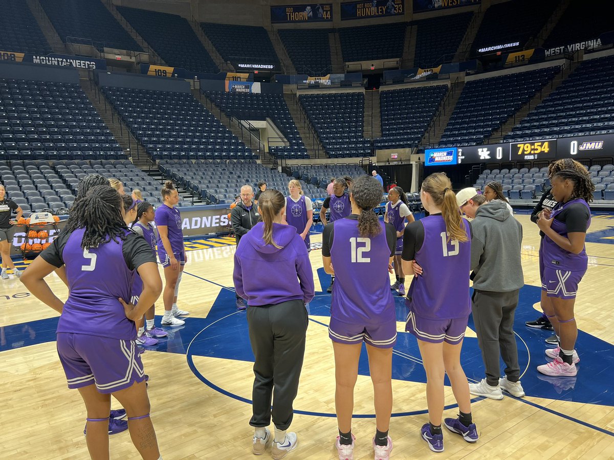 corey_spector5's tweet photo. 𝐀 𝐌𝐢𝐬𝐬𝐢𝐨𝐧 𝐢𝐧 𝐌𝐨-𝐓𝐨𝐰𝐧 ⛰️

@JMUWBasketball bagged all the merch and is now ready for its NCAA Tournament practice, leading into tomorrow’s game vs. Kentucky. 

⏰ 1:30pm ET
📍 Morgantown
💻 https://t.co/Y8N6hWce5j
📲 Varsity Network App
📲 Rocktown Now App https://t.co/QjMiqphhS3