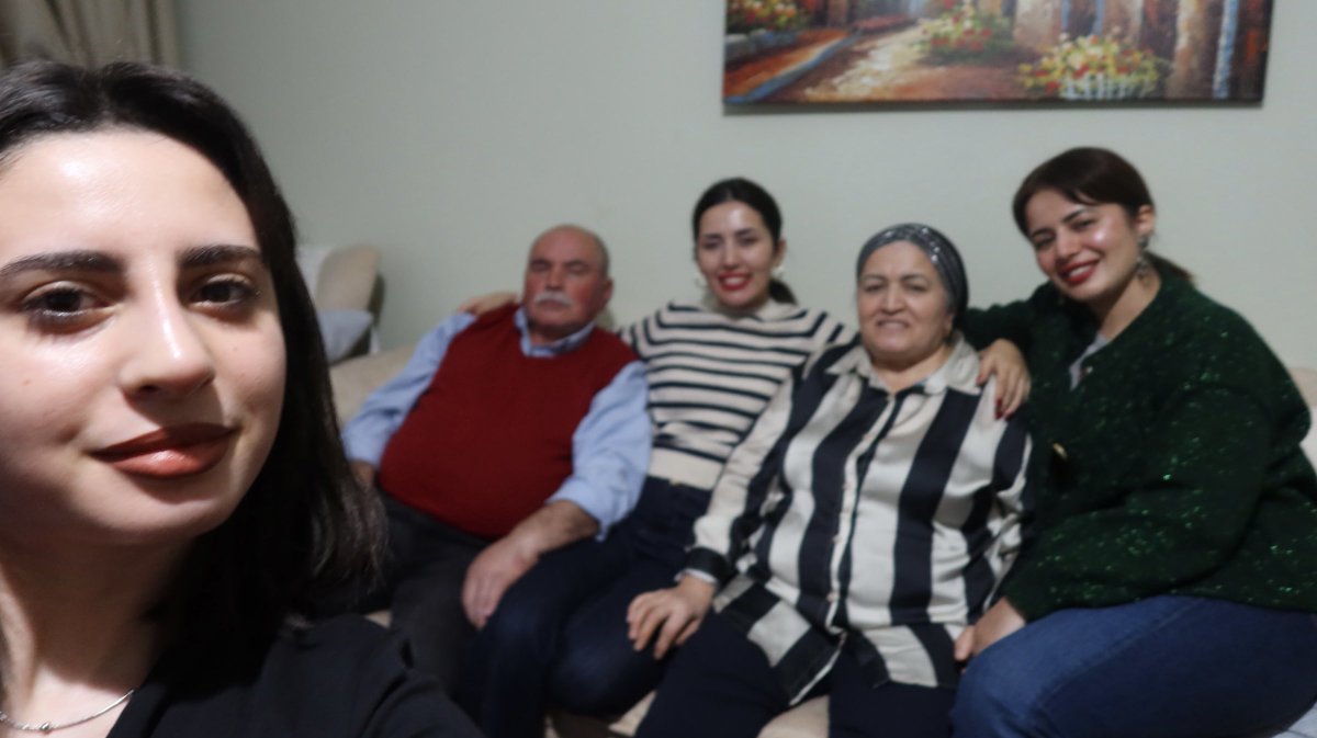 Herkese sevdikleriyle musmutlu, huzurlu, uğur getiren bayramlar dilerim. Her bayrama sevdiklerinizle, sevildiklerinizle erişmeniz dileğiyle 🌻