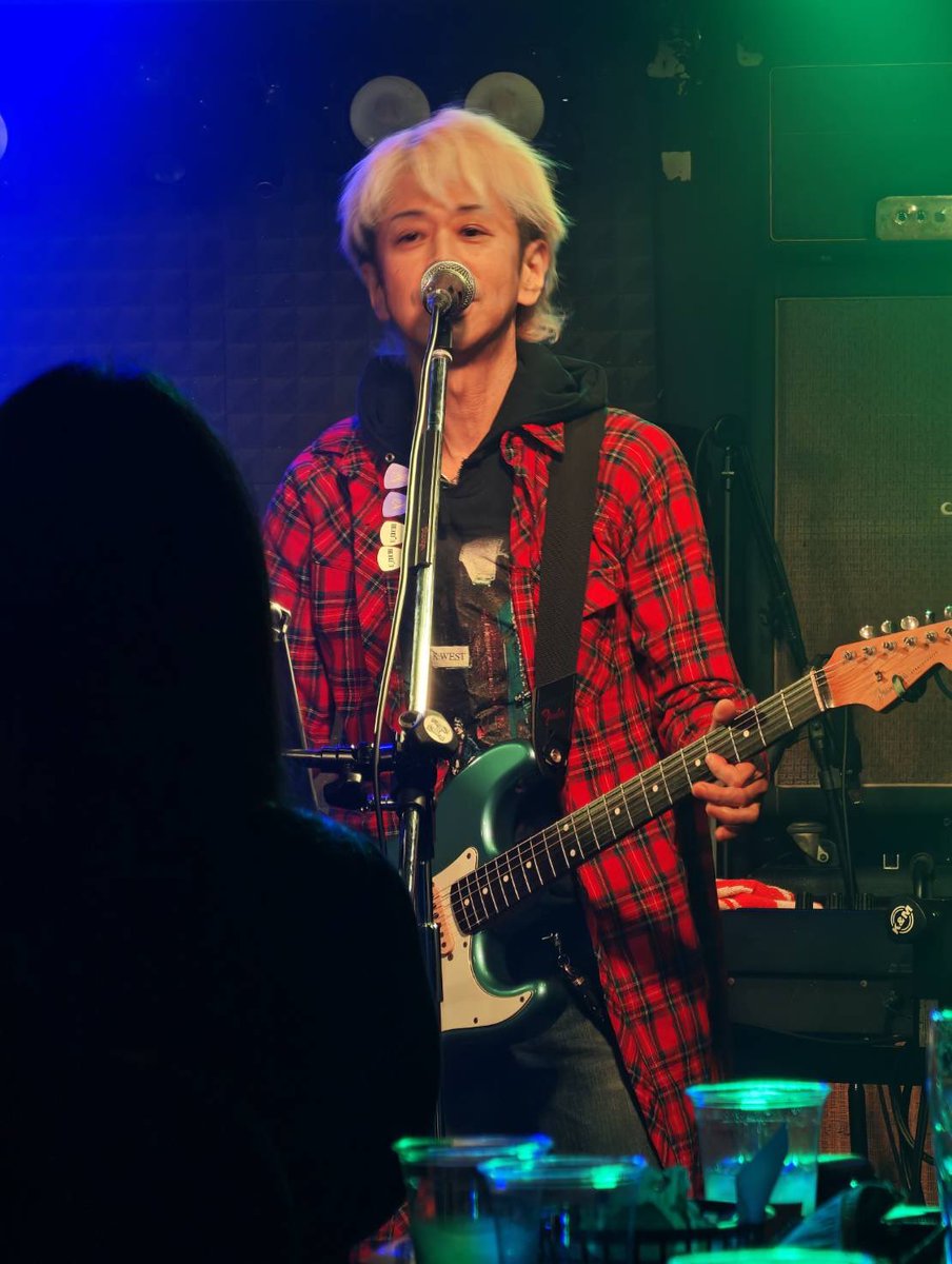 u_eechi's tweet photo. 追伸:からの新宿宇宙塵のステージ、アンコールセッションまでお熱く盛り上がってわずたん♫
誘ってくれたGLITTER TWINS、そして来てくれた全国の皆さんありがとう！
次回ソロは5/1(金)にて詳細は近日中に(後略)☆ https://t.co/eWMv4IW6OA