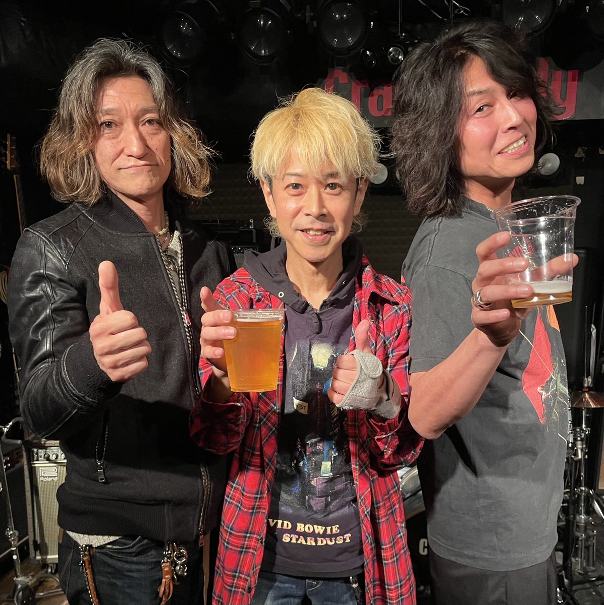 u_eechi's tweet photo. 追伸:からの新宿宇宙塵のステージ、アンコールセッションまでお熱く盛り上がってわずたん♫
誘ってくれたGLITTER TWINS、そして来てくれた全国の皆さんありがとう！
次回ソロは5/1(金)にて詳細は近日中に(後略)☆ https://t.co/eWMv4IW6OA