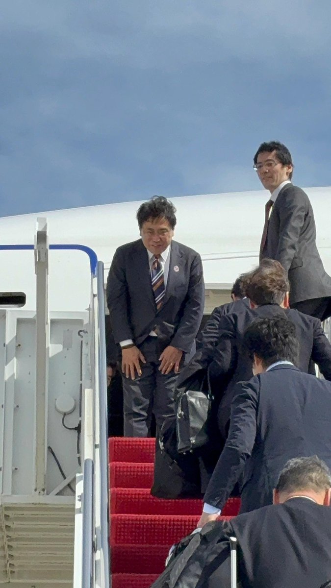 ryosei_akazawa's tweet photo. 本日、アンドルーズ空軍基地にて、#日本国政府専用機 で先に発つ #高市総理 をお送りしてから、許可を得て ＃エアフォースワン と記念撮影し、#山田重夫駐米日本大使 をはじめ、お世話になった全ての皆様に一礼してから、#日本国政府専用機予備機 で帰国の途に着きます。 https://t.co/tukRQQWANh