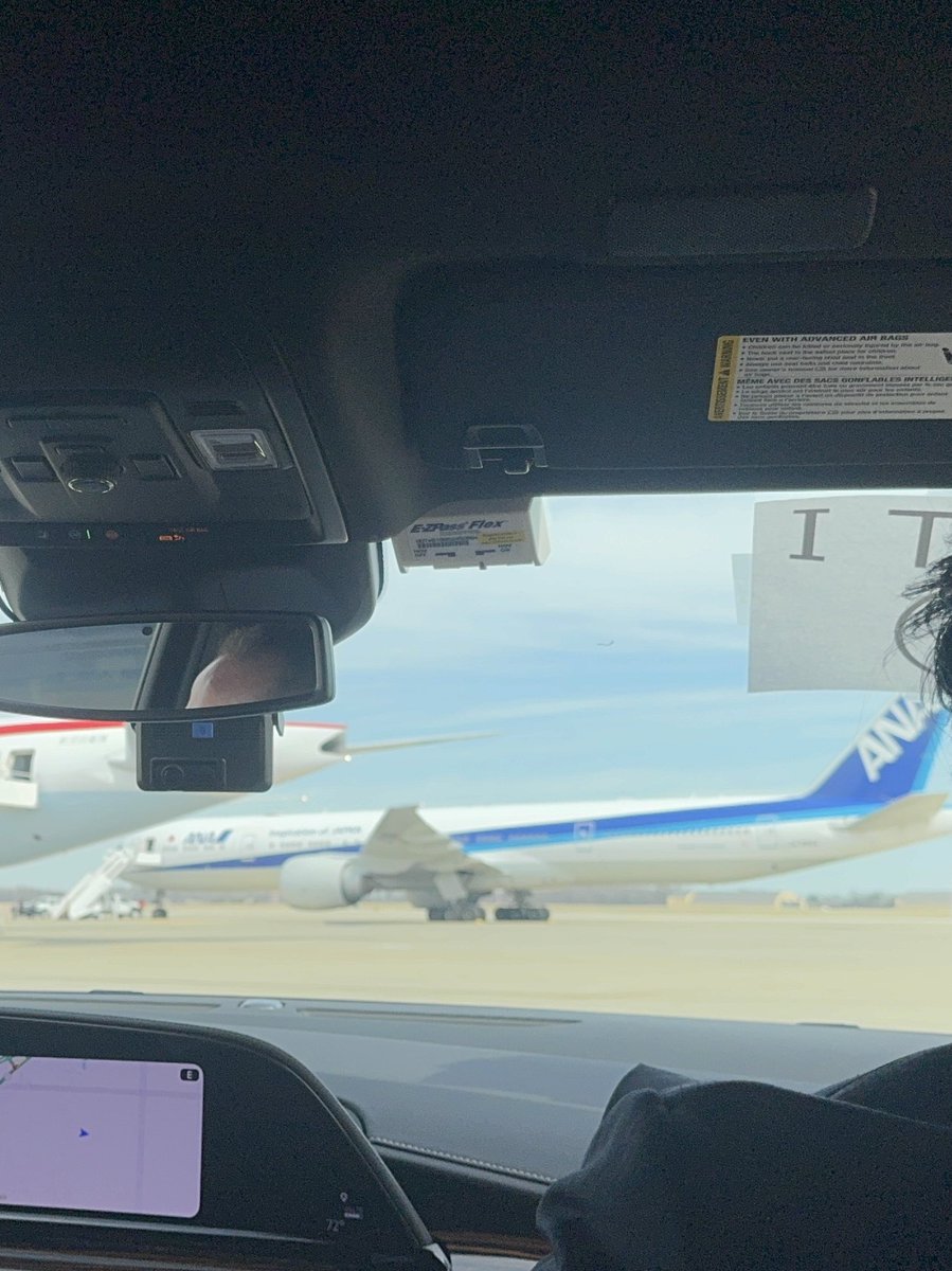 ryosei_akazawa's tweet photo. 本日、アンドルーズ空軍基地にて、#日本国政府専用機 で先に発つ #高市総理 をお送りしてから、許可を得て ＃エアフォースワン と記念撮影し、#山田重夫駐米日本大使 をはじめ、お世話になった全ての皆様に一礼してから、#日本国政府専用機予備機 で帰国の途に着きます。 https://t.co/tukRQQWANh