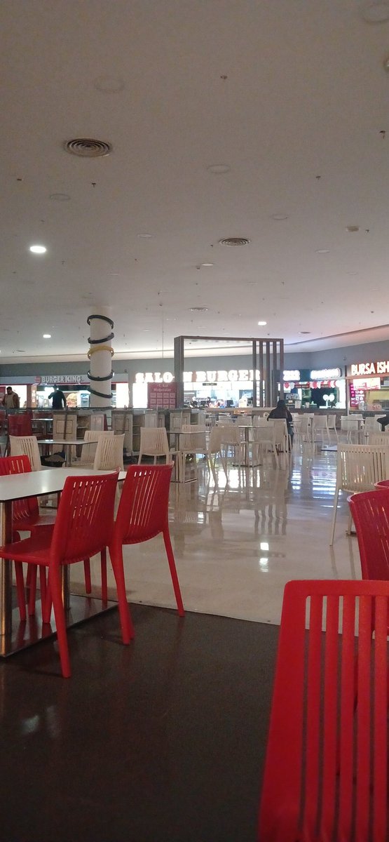 seydasmrkozer's tweet image. Burası bir #avm simdi 22.00 de kapanan bir alışveriş merkezi bu insanlar simdi kasa yapacak dukkan toparlayacak buradan çıkması 22.30 evine gidene kadar 23.00 belki 23.30 ne yapsın o saatten sonra sabah 10 dan beri çalışan kesim #devlet #ekonomi #asgari #çalışan #ssk