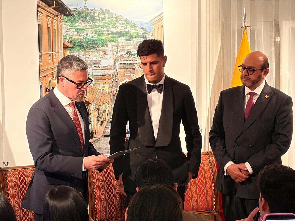 CancilleriaEc's tweet photo. El vicecanciller Alejandro Dávalos mantuvo un conversatorio con jóvenes ecuatorianos residentes en 🇬🇧 en el que destacó los programas del Gobierno Nacional 🇪🇨 en favor de la juventud, especialmente becas académicas, programas de emprendimiento y generación de empleo. https://t.co/swkt6Qa0BO