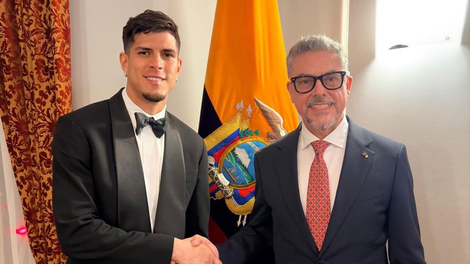 CancilleriaEc's tweet photo. El vicecanciller Alejandro Dávalos mantuvo un conversatorio con jóvenes ecuatorianos residentes en 🇬🇧 en el que destacó los programas del Gobierno Nacional 🇪🇨 en favor de la juventud, especialmente becas académicas, programas de emprendimiento y generación de empleo. https://t.co/swkt6Qa0BO