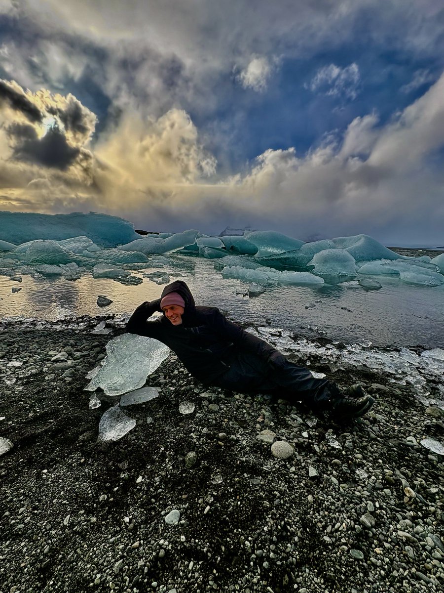 Parpiglia's tweet image. De André non predicava, raccontava e attraverso le storie faceva emergere: ingiustizie e ipocrisie. Mi sento un po’ cosi 😎♥️. 🇮🇸 #island