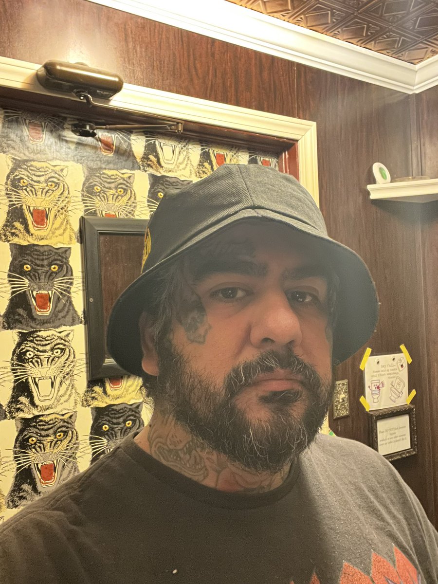 Straight edge Chino Moreno at hooters tweet media