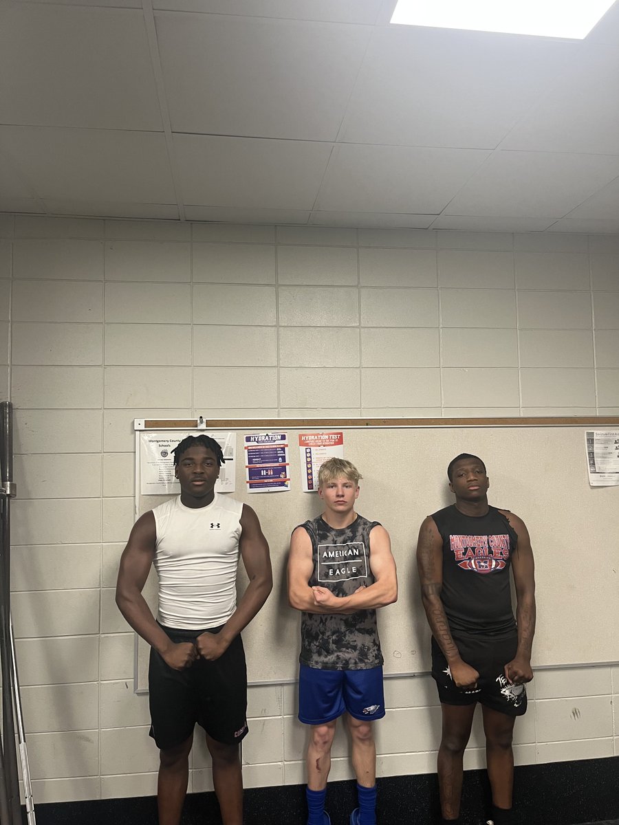 moco_football's tweet photo. Friday Flex from the lunch crew‼️🦅 https://t.co/76esZgJVdP