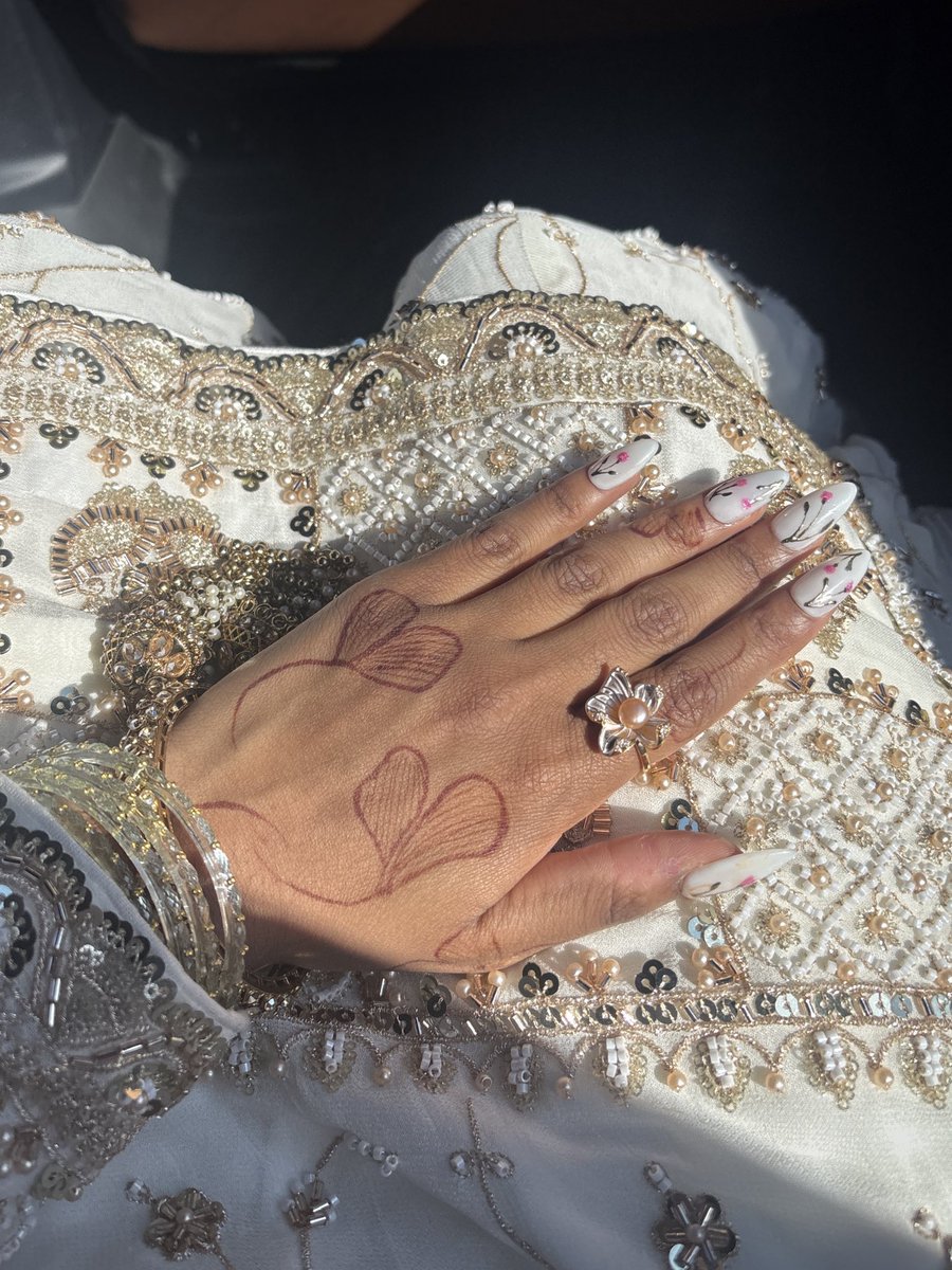 ⋆˚࿔ esha 𝜗𝜚 tweet media