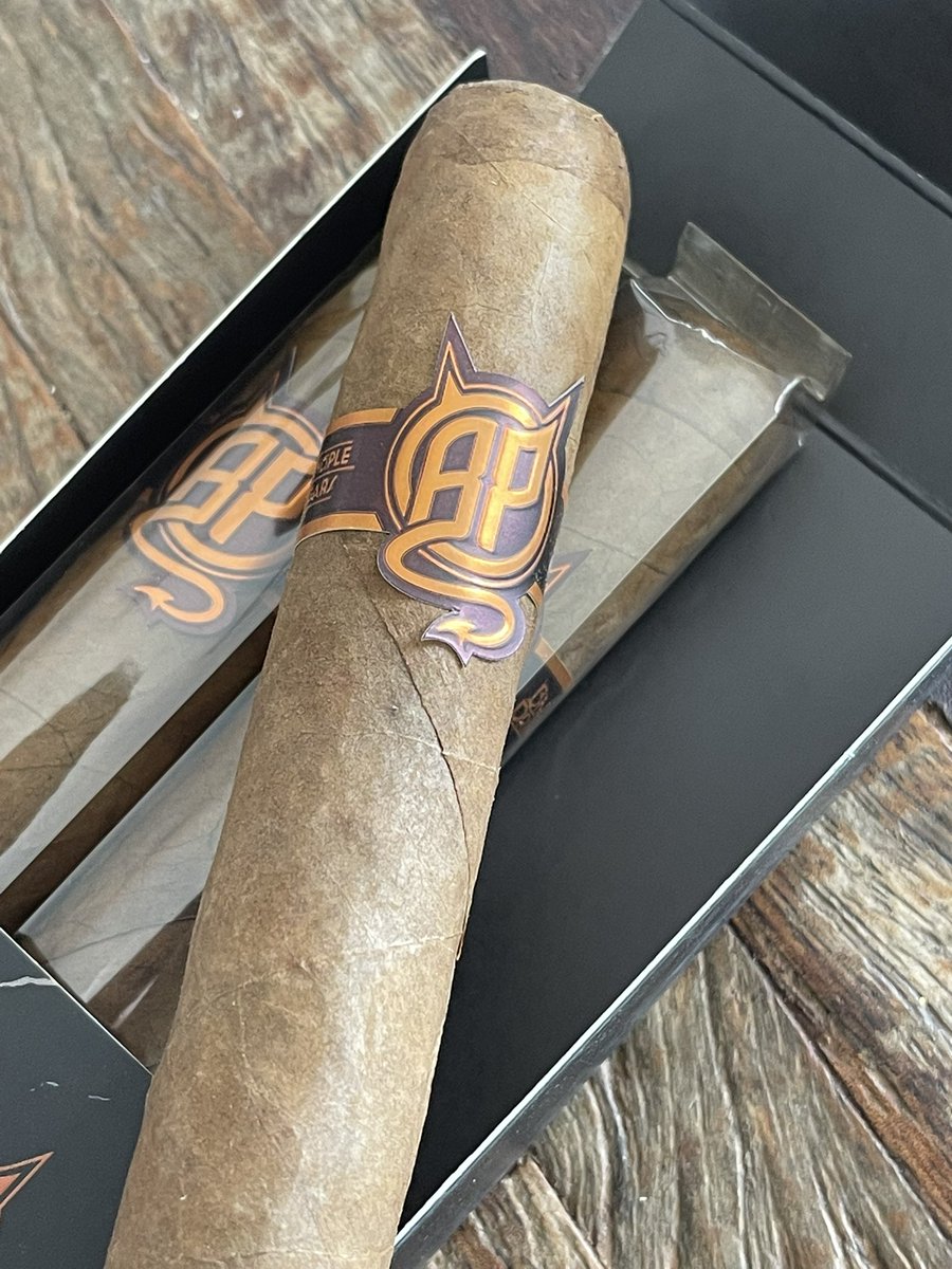 ThatCigarDude's tweet photo. Some weeks are just better than others. #cuban #cubancigar @PrincipleCigars #oldforester #bourbon #cigarstotry #cigaroftheweek https://t.co/0kCuRWwOwg