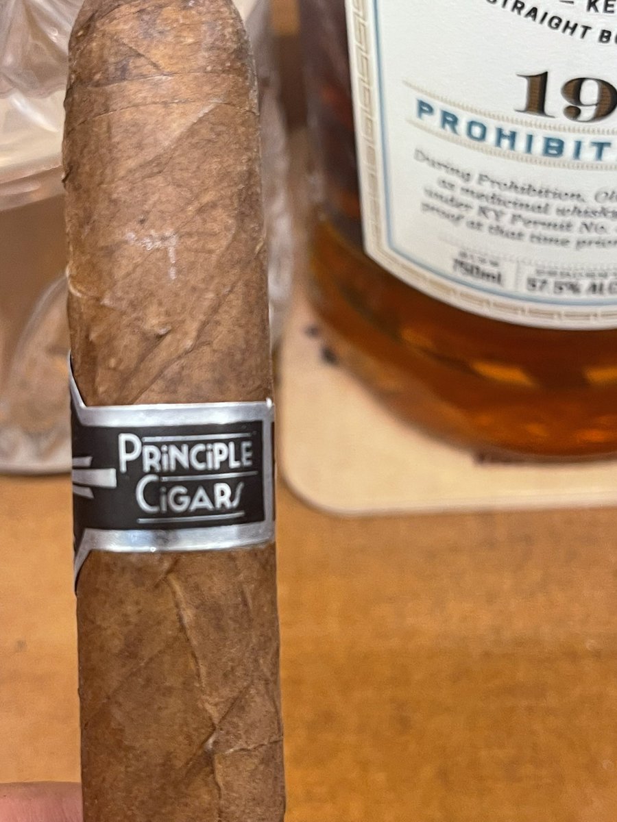 ThatCigarDude's tweet photo. Some weeks are just better than others. #cuban #cubancigar @PrincipleCigars #oldforester #bourbon #cigarstotry #cigaroftheweek https://t.co/0kCuRWwOwg