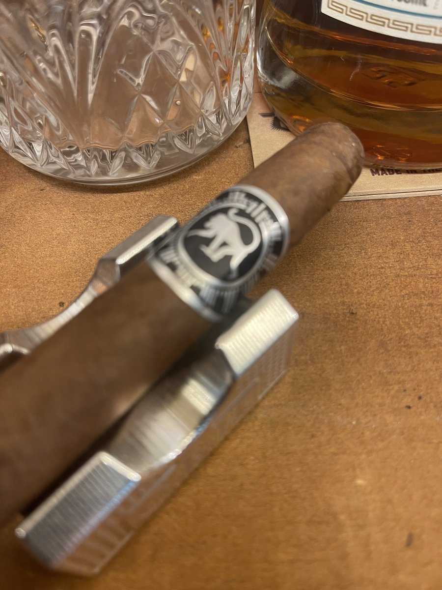 ThatCigarDude's tweet photo. Some weeks are just better than others. #cuban #cubancigar @PrincipleCigars #oldforester #bourbon #cigarstotry #cigaroftheweek https://t.co/0kCuRWwOwg