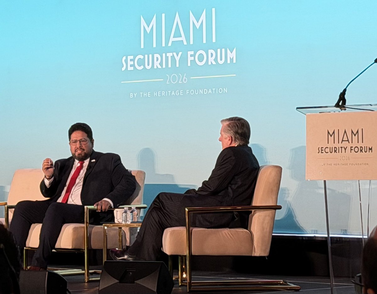 URUGUAY NO DIO SEÑALES
En el marco del Foro de Seguridad de Miami, pude mantener un encuentro con el Subsecretario  de Guerra para la Defensa Nacional y Asuntos de
Seguridad de las Américas del gobierno estadounidense quien había realizado una exposición acerca de las amenazas