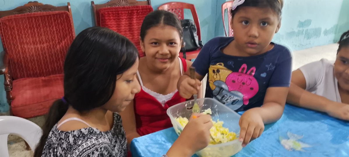 aquilesenlacomu's tweet photo. 👩‍🍳 El Municipio de Guayaquil llevó el vacacional #MiniChef a la casa comunal Santiago de Guayaquil.

Niños y niñas aprendieron y se divirtieron desarrollando sus habilidades culinarias 🍳✨ https://t.co/WdtOJGkRVs