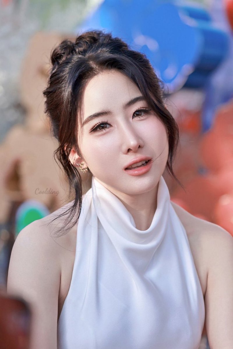 That face
That skin

Ang ganda mo po
Kaya d k malimutan ei
At kasalanan mo maging maganda babe
#YokoApasra