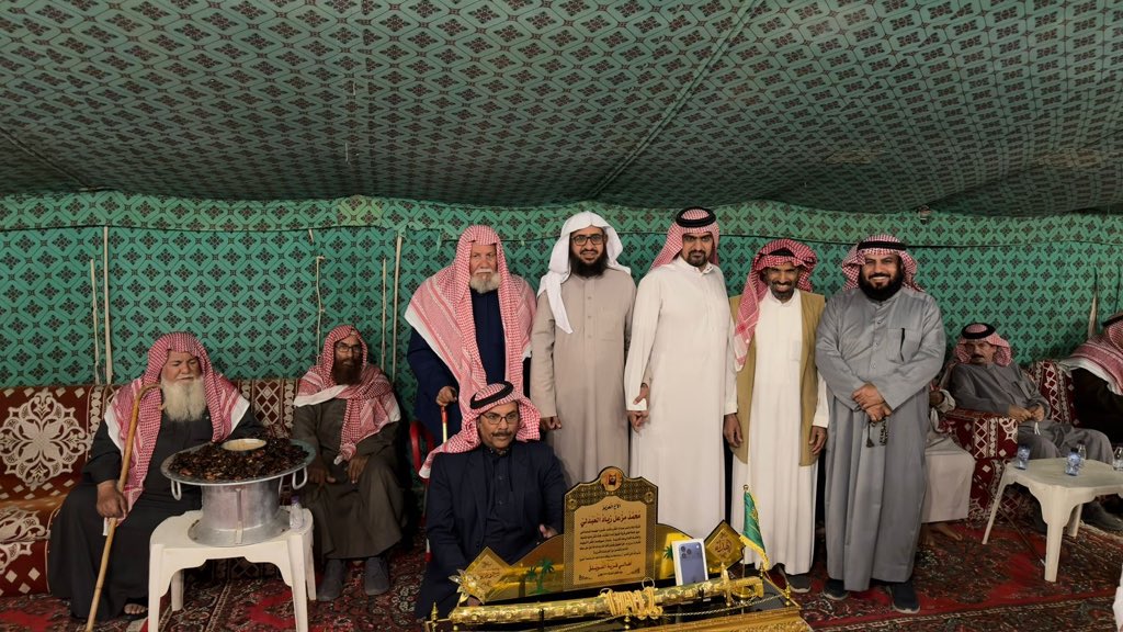 أشكر من أعماق قلبي شكراً جزيلاً جماعتي وتاج راسي ومحزمي المليان أهل الفويلق
على هذا التكريم وهذه الهدية ، وأنا مدين لهم بالمعروف وطيبي من طيبهم وتكاتفهم ولا أقول إلا جزاكم الله خير الجزاء
