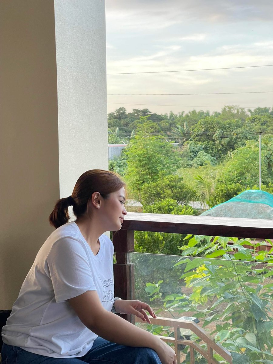 grzzlybear's tweet photo. @hyaselyse Hindi naman masyadong halata na nasa isang lugar sila 😂 https://t.co/s1k3M1vjRd