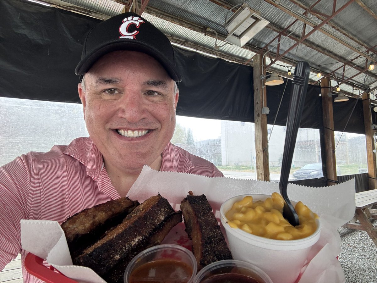 cincygreghoodin's tweet photo. The #firstdayofspring is a #splendiferous day to get your q on sooooooo… it’s off to @ElisBBQCincy I go . ‘Cause , you know. Getting ribby with it with a little smacaroni and cheese on the side . It’s a solid combination #eatcincy #cincyeats #dinelocal #BearcatVibes #cincyvibes #allforcincy #todoporcincy #springthings