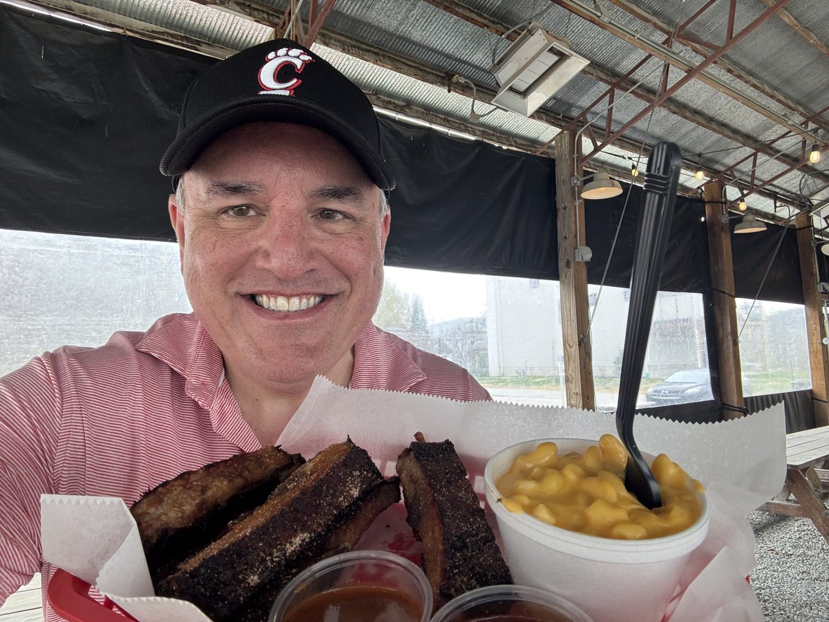 cincygreghoodin's tweet photo. The #firstdayofspring is a #splendiferous day to get your q on sooooooo… it’s off to @ElisBBQCincy I go . ‘Cause , you know. Getting ribby with it with a little smacaroni and cheese on the side . It’s a solid combination #eatcincy #cincyeats #dinelocal #BearcatVibes #cincyvibes #allforcincy #todoporcincy #springthings
