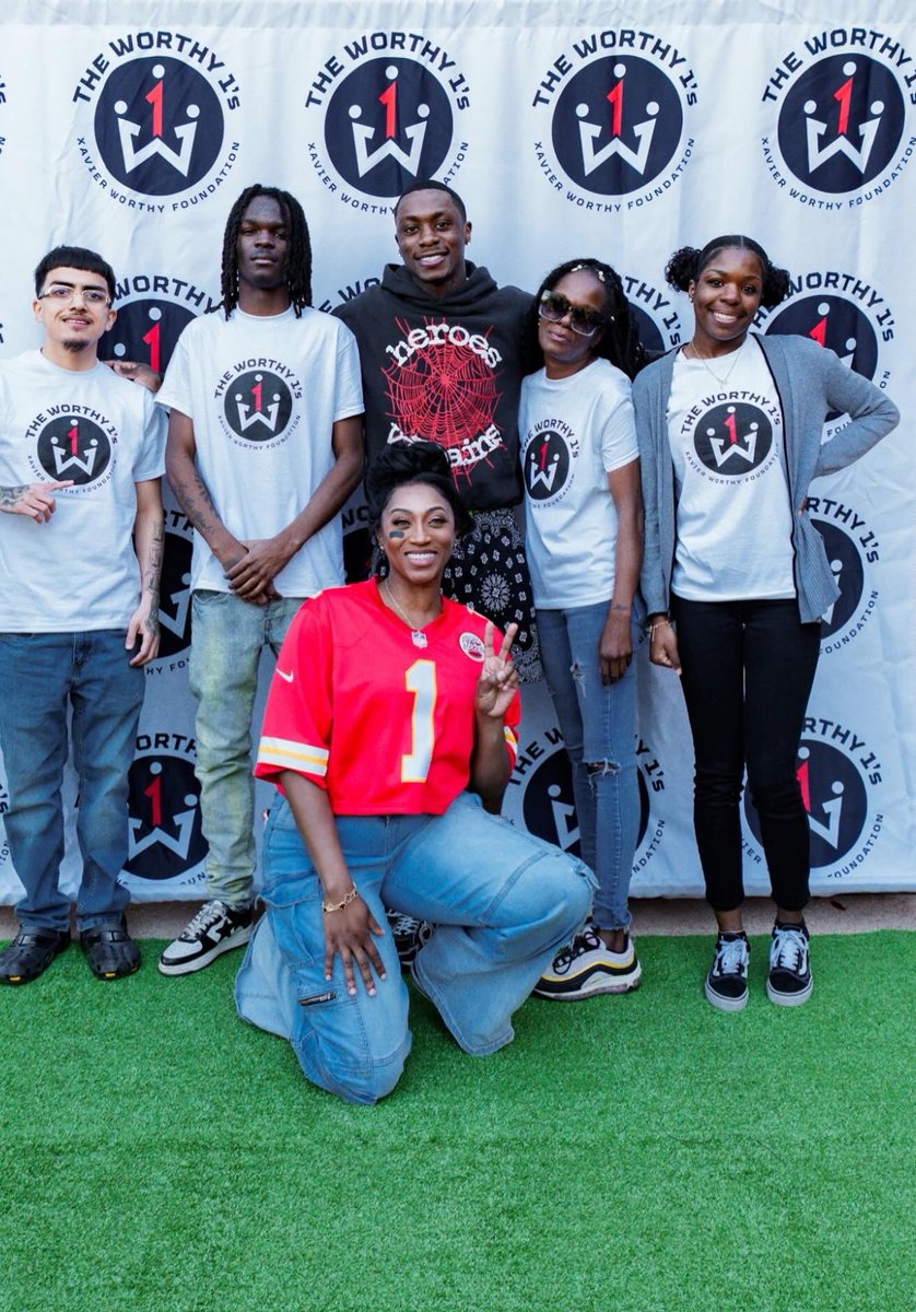 TheWorthy1s's tweet image. B1G plays. Bigger purpose. 🖤🤍❤️
Cimarron Hills Mini Rookie Camp with Xavier Worthy🔥🏈

Grateful for the support of:
Cimarron Hills Golf &amp;amp; CC • @torchystacos • Cooper Commercial • @Chiefs • Volunteers and Coaches 🙌🏾

#Worthy1s #Communitylmpact #Uplift #Empower