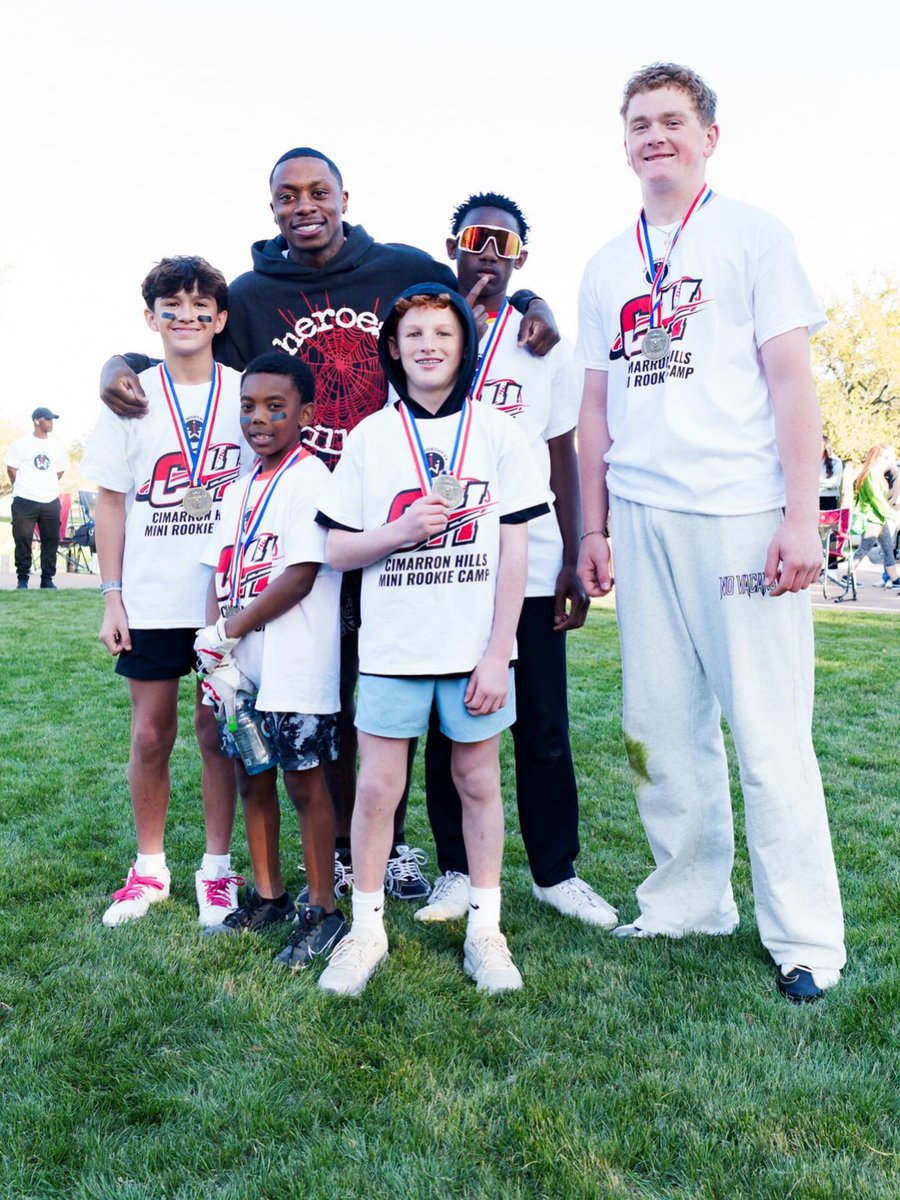 TheWorthy1s's tweet image. B1G plays. Bigger purpose. 🖤🤍❤️
Cimarron Hills Mini Rookie Camp with Xavier Worthy🔥🏈

Grateful for the support of:
Cimarron Hills Golf &amp;amp; CC • @torchystacos • Cooper Commercial • @Chiefs • Volunteers and Coaches 🙌🏾

#Worthy1s #Communitylmpact #Uplift #Empower