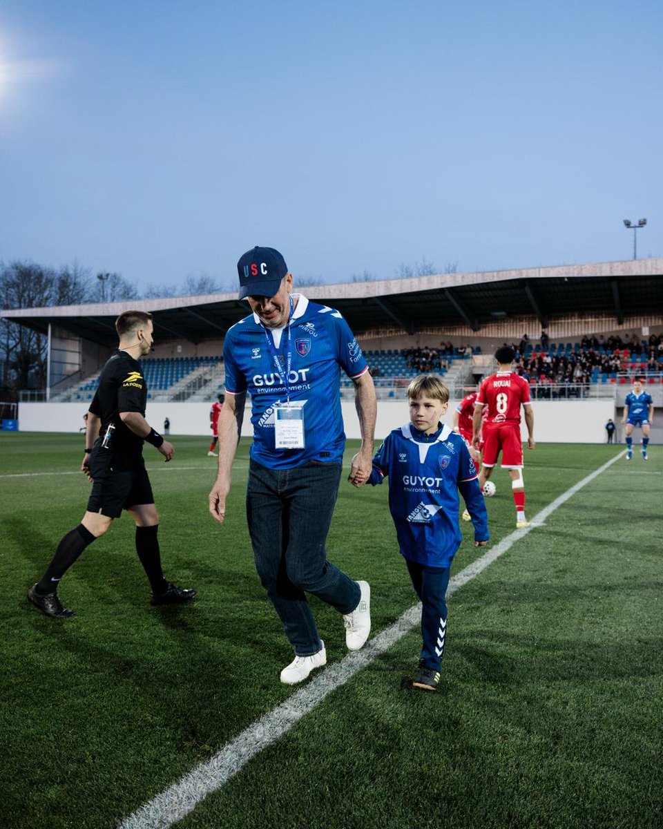 USConcarneau's tweet photo. Ce soir, le parrain de la rencontre, la Société Bretonne de Volaille, a donné le coup d’envoi par son Directeur Général, Laurent Girard.

Fañch, licencié du club, a accompagné notre partenaire pour ce moment symbolique.

À travers ce partenariat, l’US Concarneau et la Société Bretonne de Volaille partagent des valeurs communes : travail, performance, responsabilité et attachement au territoire 🤝