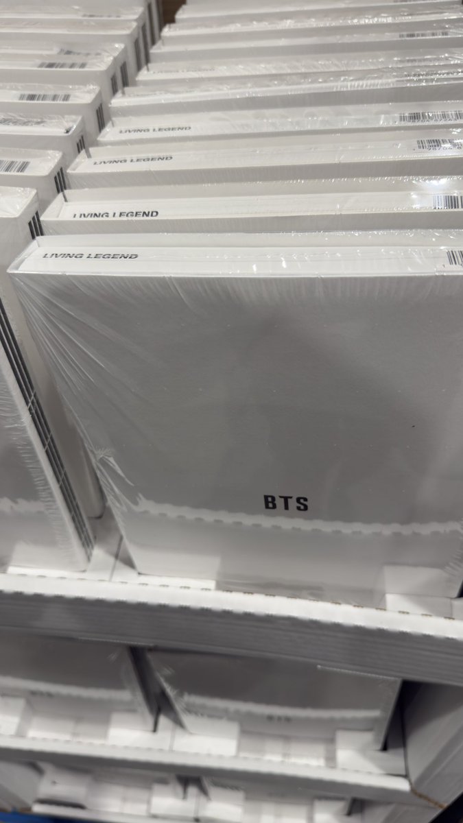 UGHitsxtina's tweet photo. WDYM BTS ALBUM IS AT COSTCO OK LEGENDS 💅 https://t.co/agIXBD4WJc