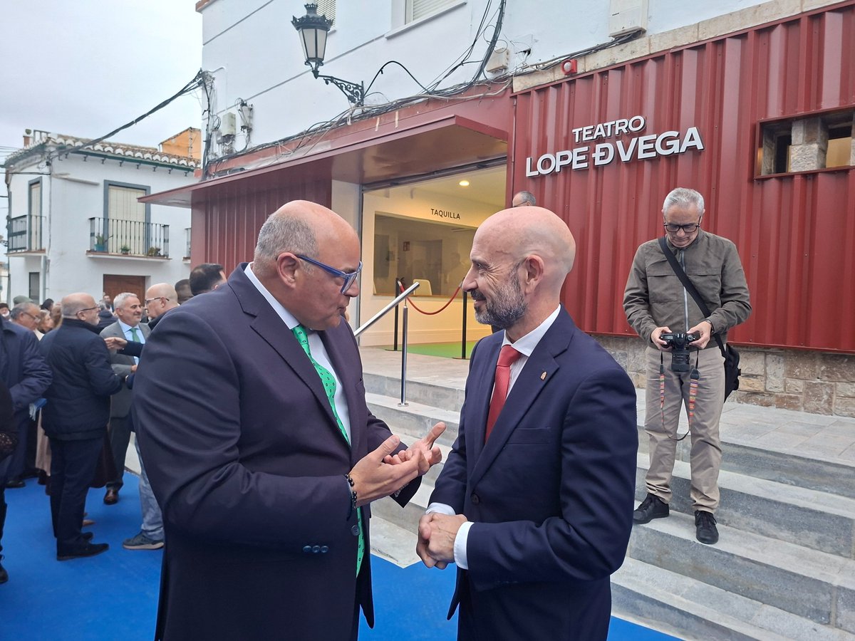 GobiernoMalaga's tweet image. El subdelegado del Gobierno, @FJavier_Salas, inaugura junto al alcalde de @AytoVLZ, Jesús Lupiañez, el Teatro Lope de Vélez-Málaga tras su rehabilitación integral con fondos #NextGeneration del Gobierno de España a traves del programa #PIREP y fondos municipales.