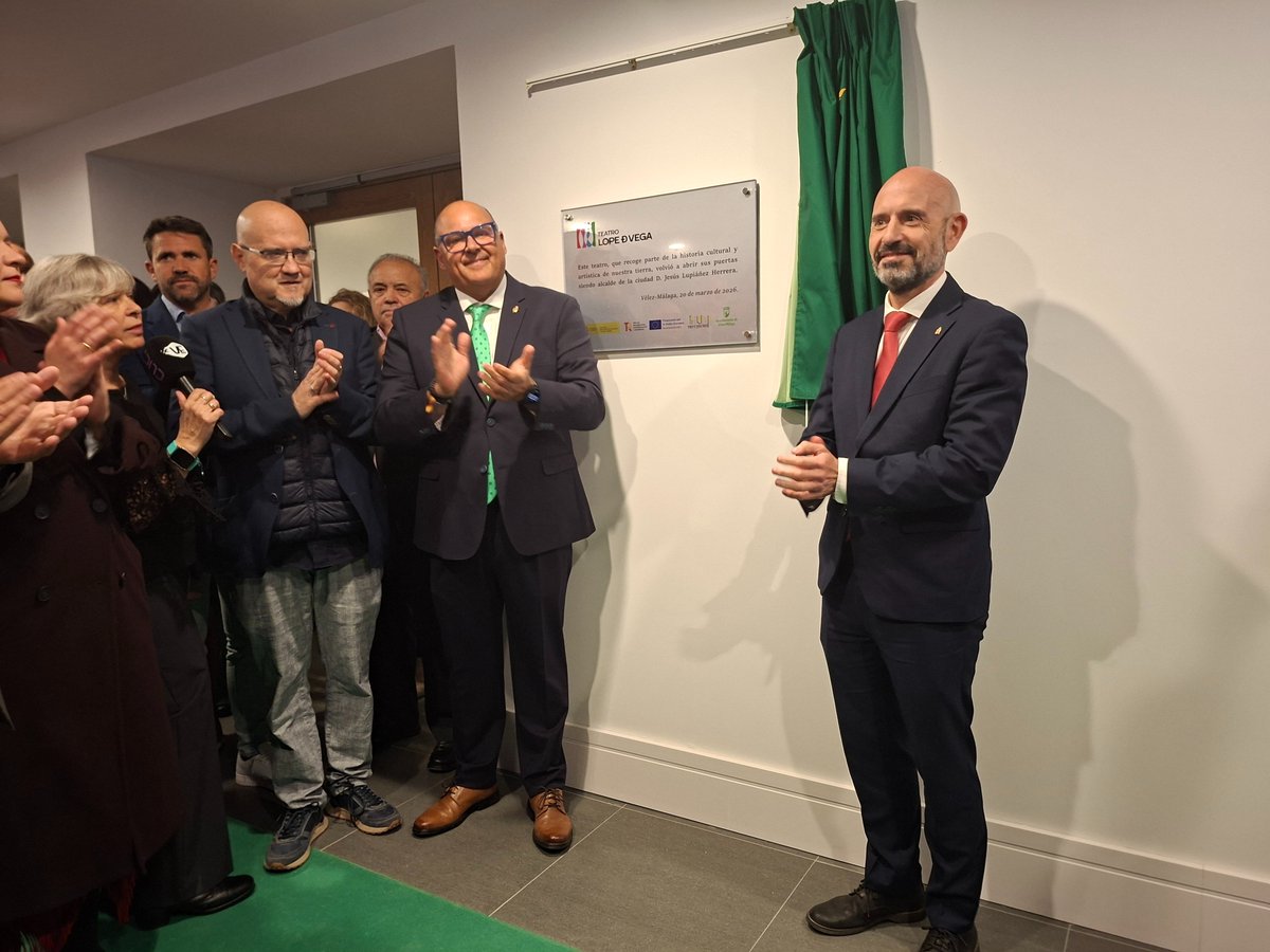 GobiernoMalaga's tweet image. El subdelegado del Gobierno, @FJavier_Salas, inaugura junto al alcalde de @AytoVLZ, Jesús Lupiañez, el Teatro Lope de Vélez-Málaga tras su rehabilitación integral con fondos #NextGeneration del Gobierno de España a traves del programa #PIREP y fondos municipales.