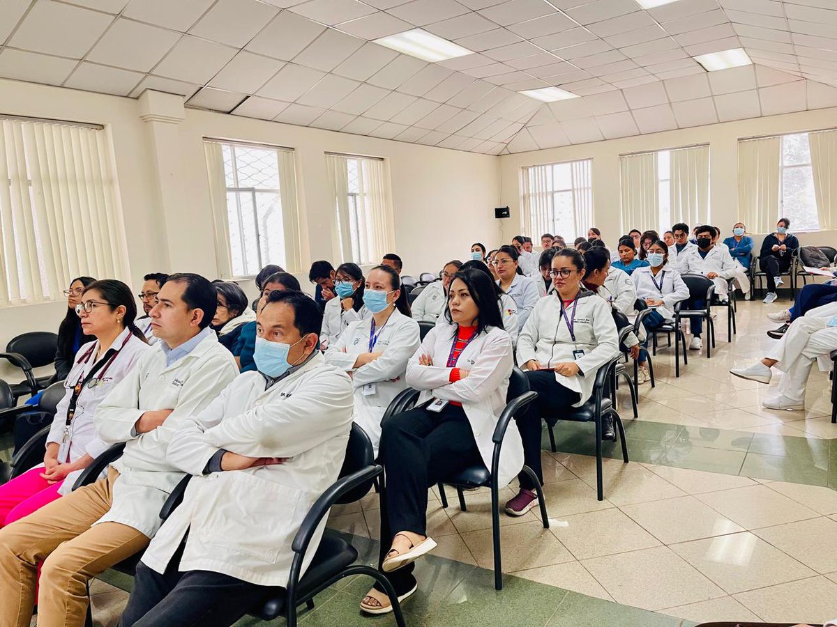 HGLatacunga's tweet photo. #ElNuevoEcuador | Profesionales farmacéuticos 👨‍🔬 👩‍🔬del Hospital General Latacunga, junto a ARCSA, fortalece las capacidades de nuestros profesionales de la salud mediante una jornada de actualización en farmacovigilancia y tecnovigilancia. 💊✨ https://t.co/uT48oNFkrD