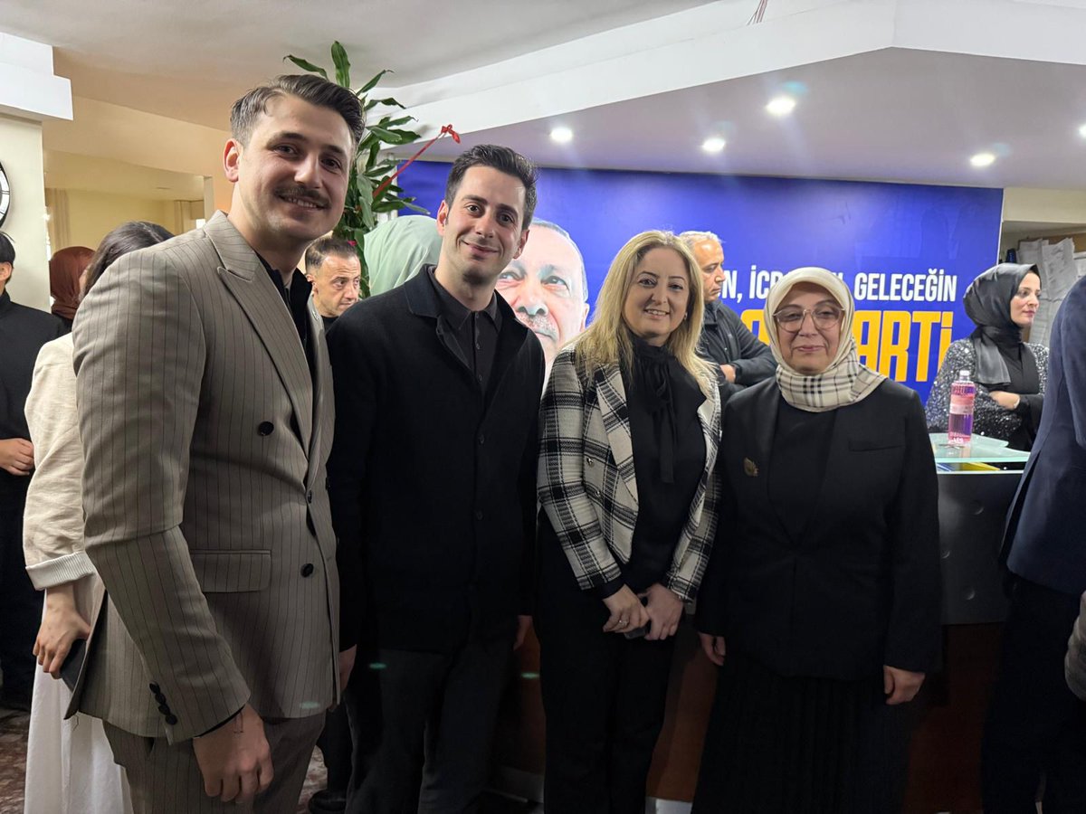 Milletin Evinde Bayram Coşkusu 🍬

İlçe Başkanlığımızda teşkilat mensuplarımızı ve kıymetli misafirlerimizi  ilçe Başkanımız Sn <a href="/srkplt/">Serkan POLAT</a> ile  ağırlayarak bayramın coşkusunu hep birlikte yaşadık.

Herkesin bayramını en içten dileklerimle  kutluyorum. 

<a href="/AKKadinSisli/">AK Kadın Şişli</a>