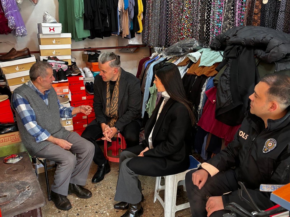 Kaymakamımız Sayın Fatih KARAMAHMUT, eşi Cumhuriyet Savcısı İrem CANTÜRK KARAMAHMUT Hanımefendi ve İlçe Emniyet Amiri Murat DÜZ ile birlikte Ramazan Bayramı vesilesiyle şehidimiz Abdurrahman Nafiz ÖZBAĞRIAÇIK’ın ailesini ziyaret etti.