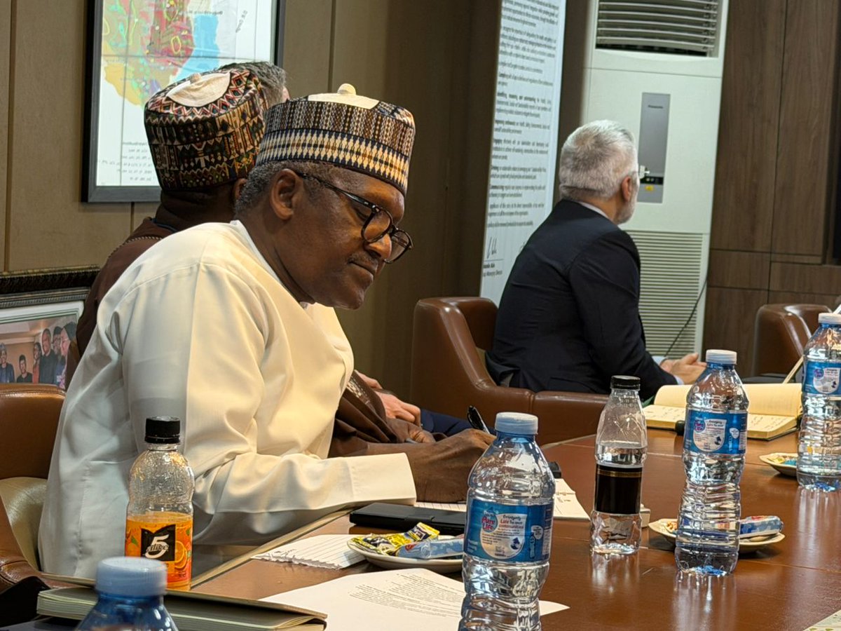 IrisNews_'s tweet photo. 🇳🇬 Aliko Dangote a reçu, ce 20 mars à Lagos, une délégation #burundi-aise de haut niveau, le Ministre des @FinancesBdi, celui des @MielsBurundi, @MinCommerce, la @BankiNkuru, et le BESD à @NtareHouse. 

🗝️ À la clé : un suivi des engagements pris lors de la #TableRonde2024 et, surtout, une offensive ciblée pour arrimer #Bujumbura au @DangoteGroup et d'autres réseaux nigérians dans les énergies renouvelables, les hydrocarbures et les intrants agricoles.

📸 : @RTNBurundi