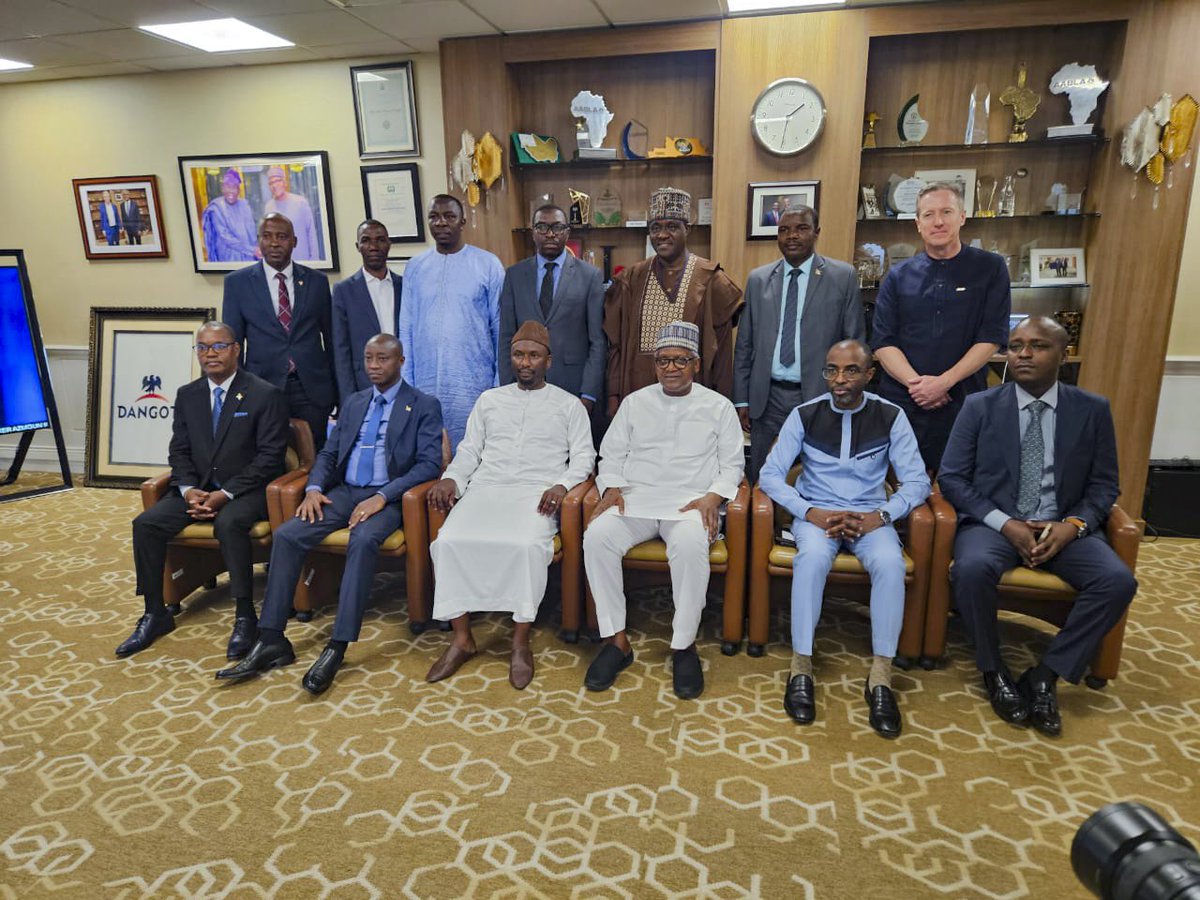 IrisNews_'s tweet photo. 🇳🇬 Aliko Dangote a reçu, ce 20 mars à Lagos, une délégation #burundi-aise de haut niveau, le Ministre des @FinancesBdi, celui des @MielsBurundi, @MinCommerce, la @BankiNkuru, et le BESD à @NtareHouse. 

🗝️ À la clé : un suivi des engagements pris lors de la #TableRonde2024 et, surtout, une offensive ciblée pour arrimer #Bujumbura au @DangoteGroup et d'autres réseaux nigérians dans les énergies renouvelables, les hydrocarbures et les intrants agricoles.

📸 : @RTNBurundi
