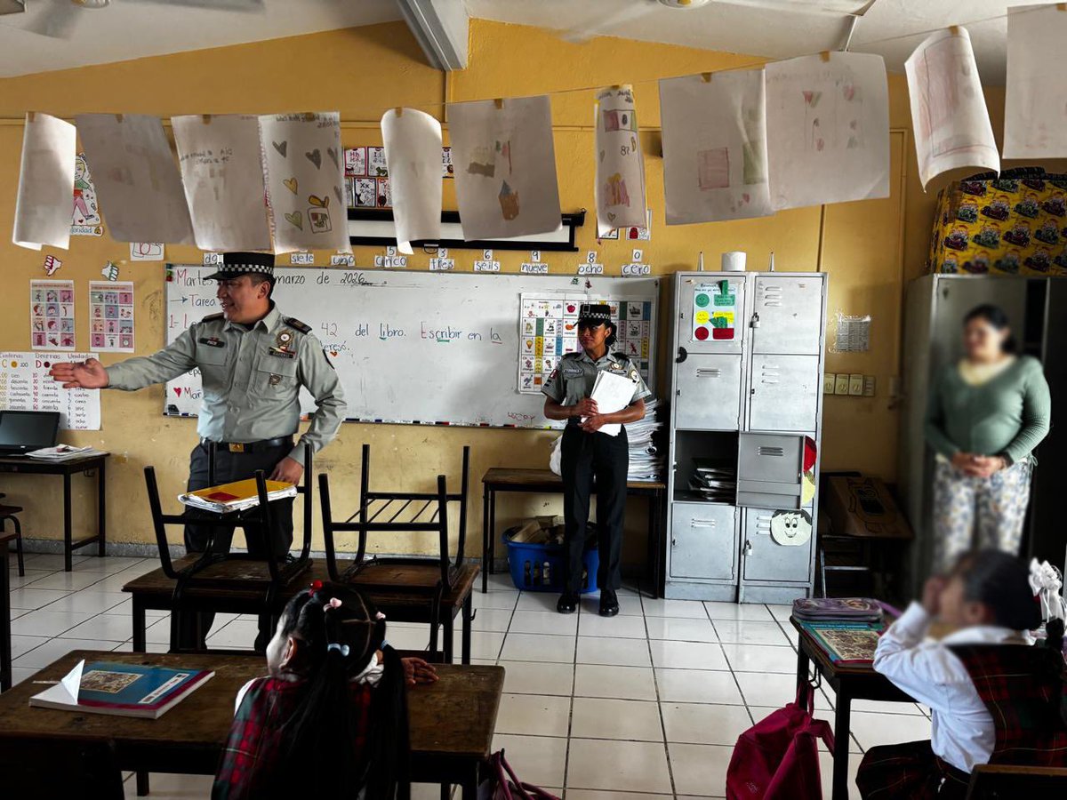 GN_MEXICO_'s tweet image. ¡Comprometidos en fortalecer la confianza con el sector educativo! En #Colima, integrantes de la #GuardiaNacional llevan a cabo actividades de proximidad social donde se dan a conocer las acciones que realiza la institución en favor de la ciudadanía. #LaGuardiaNacionalEstáContigo