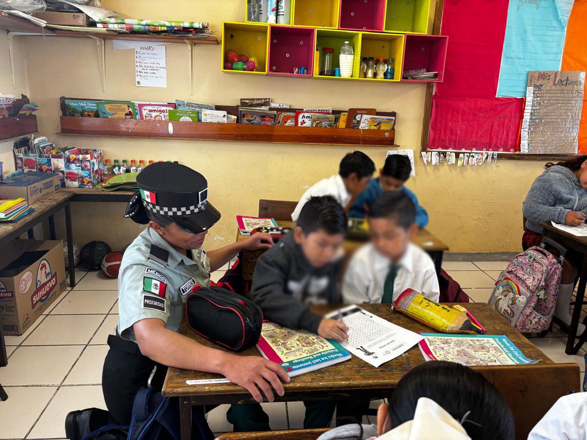 GN_MEXICO_'s tweet image. ¡Comprometidos en fortalecer la confianza con el sector educativo! En #Colima, integrantes de la #GuardiaNacional llevan a cabo actividades de proximidad social donde se dan a conocer las acciones que realiza la institución en favor de la ciudadanía. #LaGuardiaNacionalEstáContigo