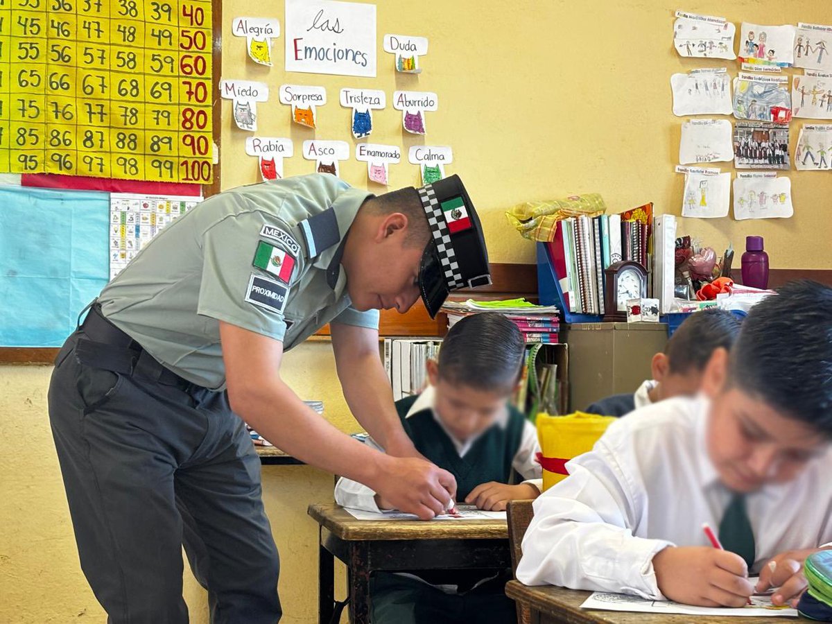 GN_MEXICO_'s tweet image. ¡Comprometidos en fortalecer la confianza con el sector educativo! En #Colima, integrantes de la #GuardiaNacional llevan a cabo actividades de proximidad social donde se dan a conocer las acciones que realiza la institución en favor de la ciudadanía. #LaGuardiaNacionalEstáContigo